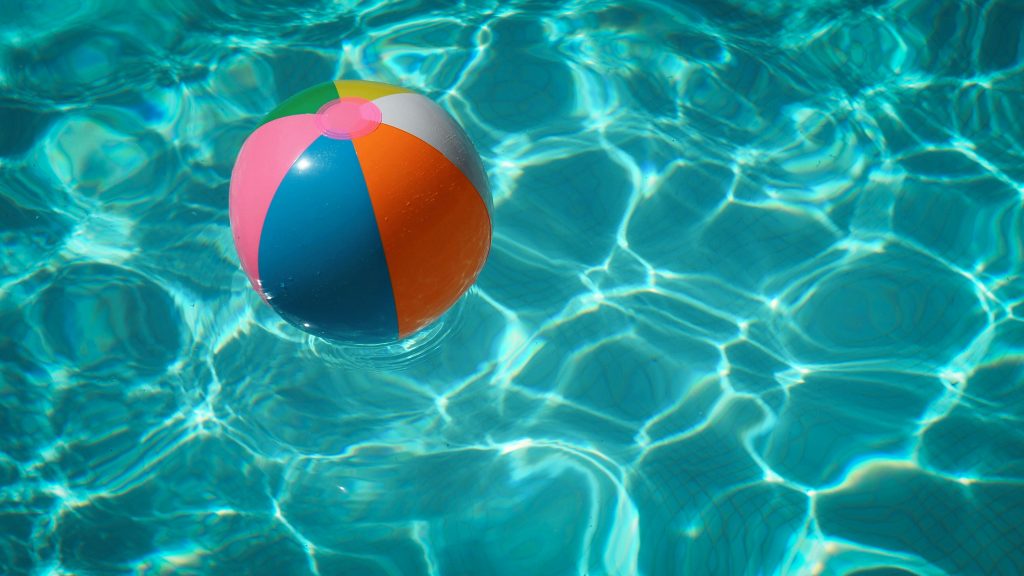 ballon dans une piscine Horizon Lagon